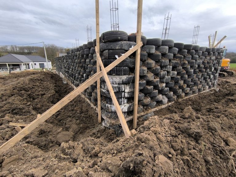 Préparation des fondations en pneus recyclés de la géonef