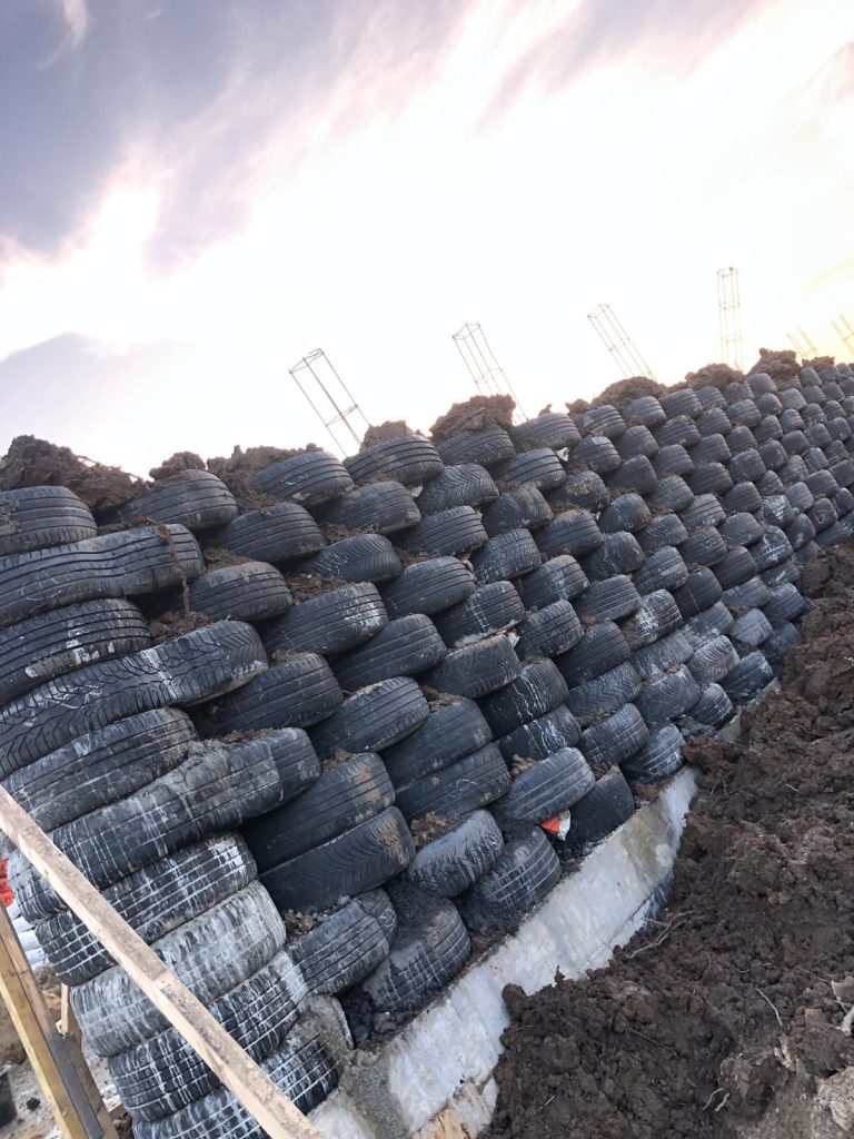 Mur de pneus recyclés isolants